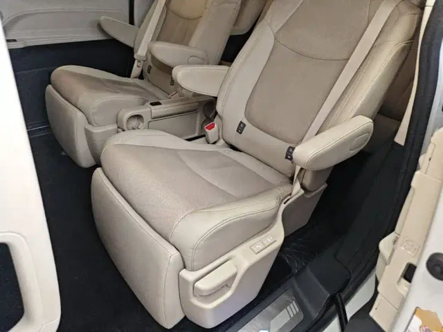 Toyota Sienna — Фото автомобиля 16