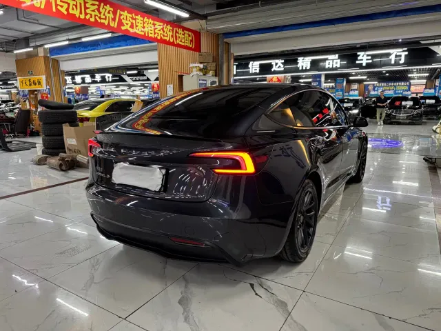 Tesla Model 3 — Фото автомобиля 9