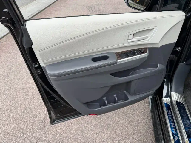 Toyota Sienna — Фото автомобиля 6