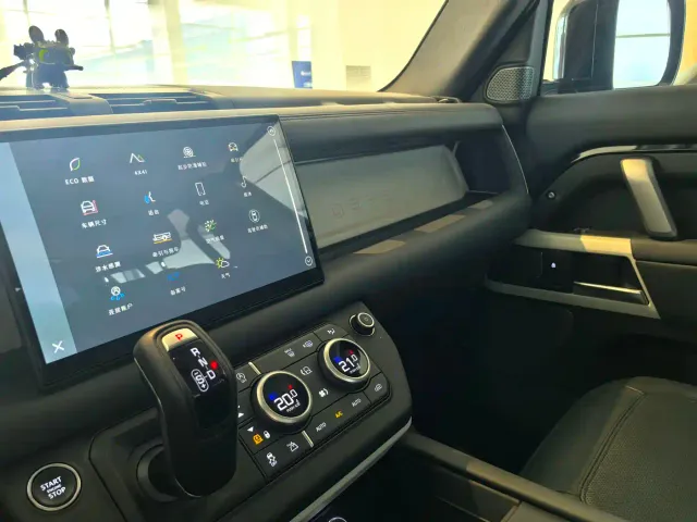 Land Rover Defender — Фото автомобиля 21