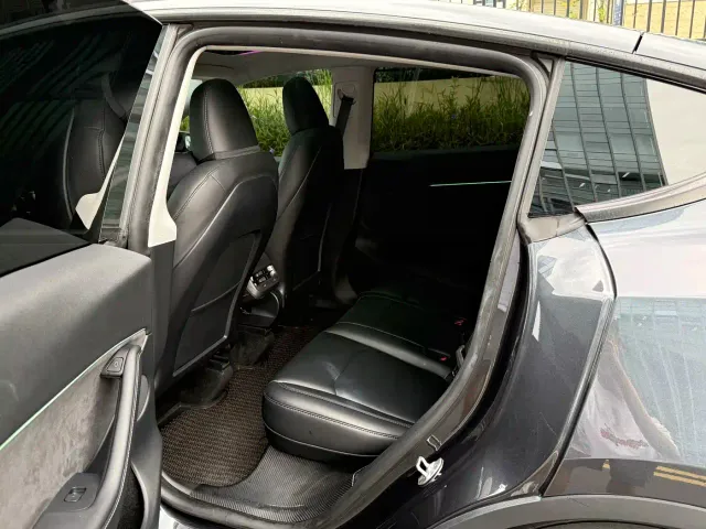 Tesla Model Y — Фото автомобиля 16