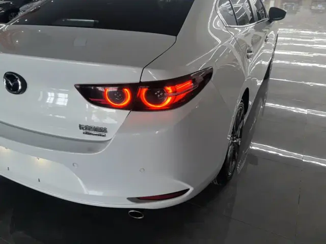 Mazda Axela — Фото автомобиля 23