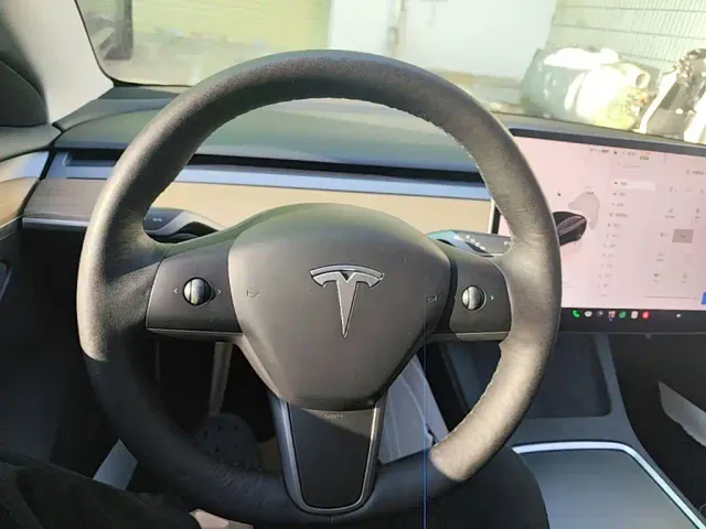 Tesla Model 3 — Фото автомобиля 10