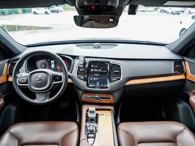 Volvo XC90 — Фото автомобиля 10
