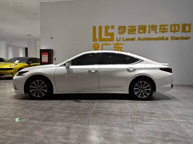 Lexus ES — Фото автомобиля 3