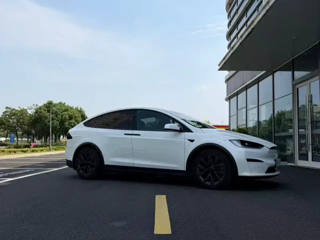 Tesla Model X — Фото автомобиля 3