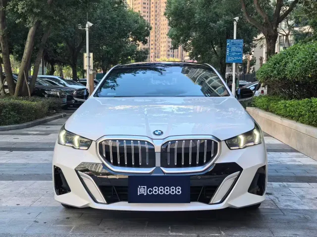 BMW 5 Series — Фото автомобиля 2