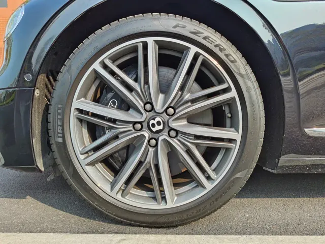 Bentley Flying Spur — Фото автомобиля 24