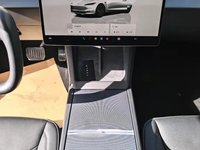 Tesla Model 3 — Фото автомобиля 10