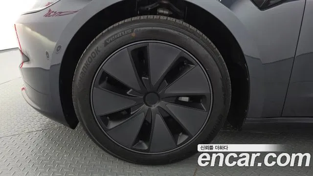 Tesla Model 3 — Фото автомобиля 5