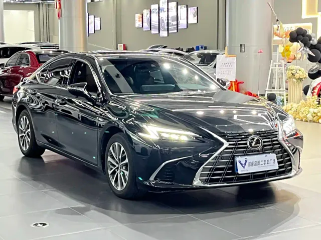 Lexus ES — Фото автомобиля 3