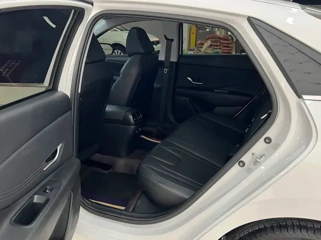 Hyundai Elantra — Фото автомобиля 13
