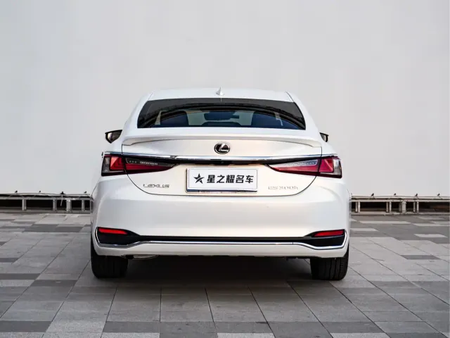 Lexus ES — Фото автомобиля 4
