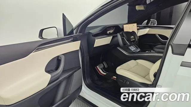 Tesla Model X — Фото автомобиля 10