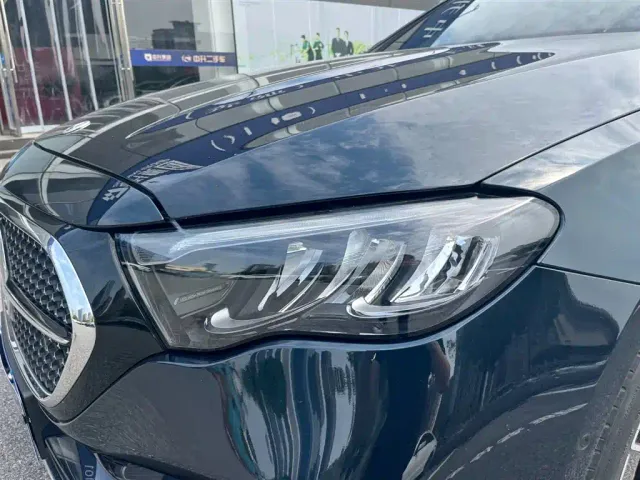 Mercedes-Benz E-Class — Фото автомобиля 3