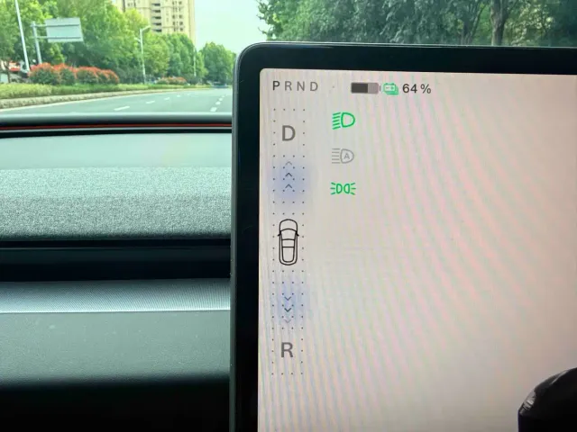Tesla Model 3 — Фото автомобиля 17