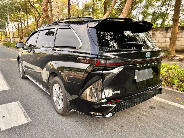 Toyota Sienna — Фото автомобиля 6