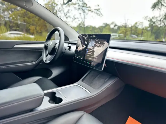 Tesla Model Y — Фото автомобиля 13