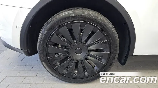 Tesla Model Y — Фото автомобиля 5