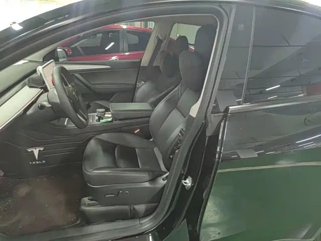 Tesla Model Y — Фото автомобиля 14