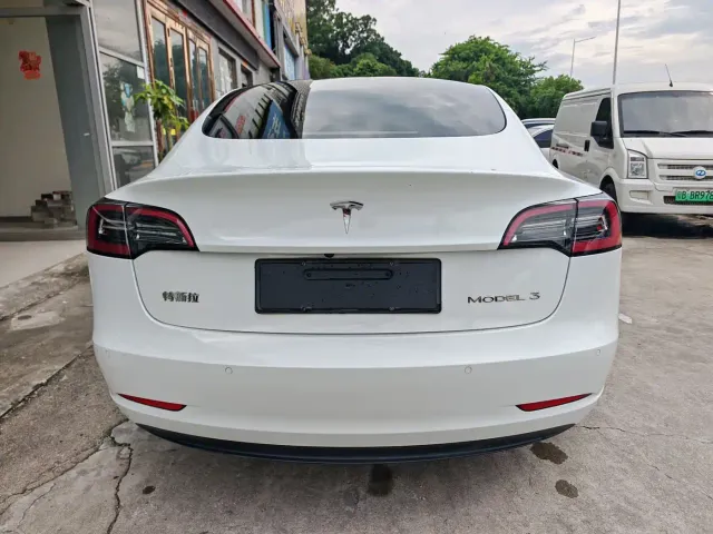 Tesla Model 3 — Фото автомобиля 9