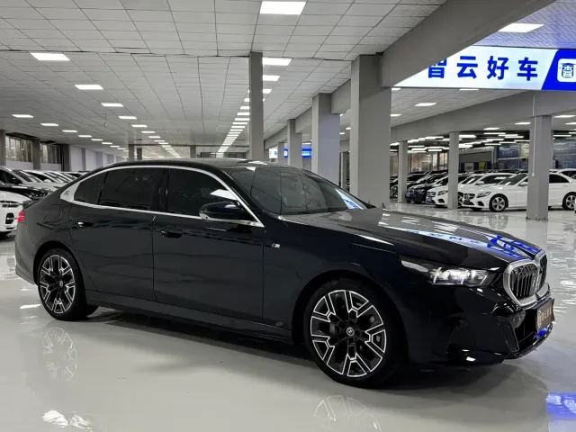 BMW 5 Series — Фото автомобиля 3