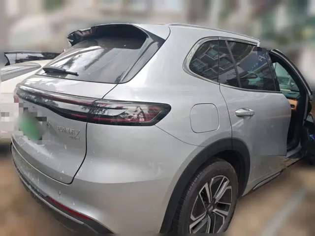 Geely Galaxy Starship 7 EM-i — Фото автомобиля 4