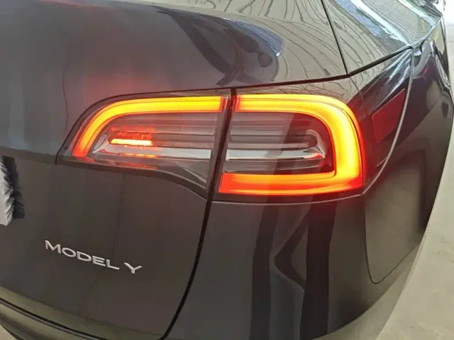 Tesla Model Y — Фото автомобиля 7