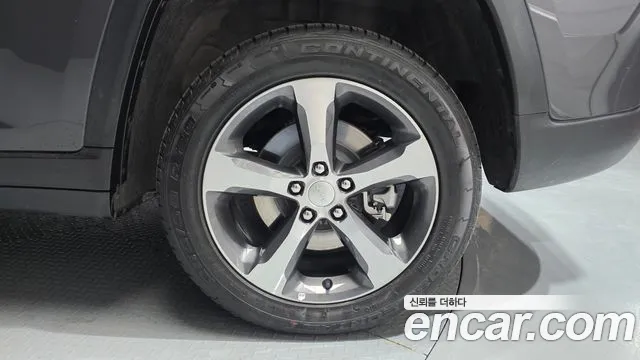 Jeep Cherokee — Фото автомобиля 21
