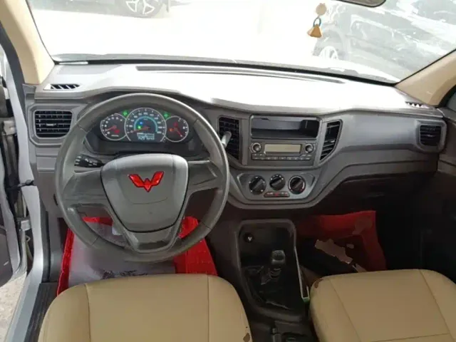Wuling Hongguang V — Фото автомобиля 9