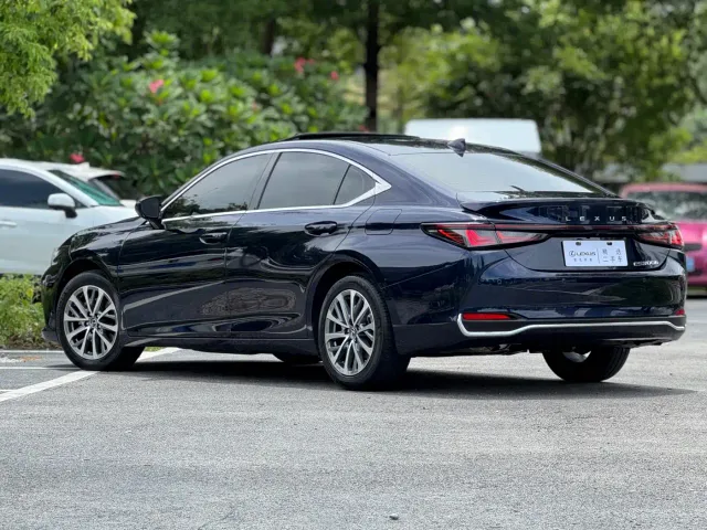 Lexus ES — Фото автомобиля 4
