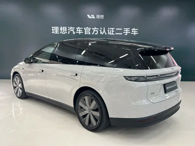 Li Auto i8 — Фото автомобиля 19