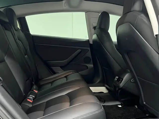 Tesla Model 3 — Фото автомобиля 10