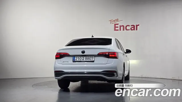 Volkswagen Jetta — Фото автомобиля 4