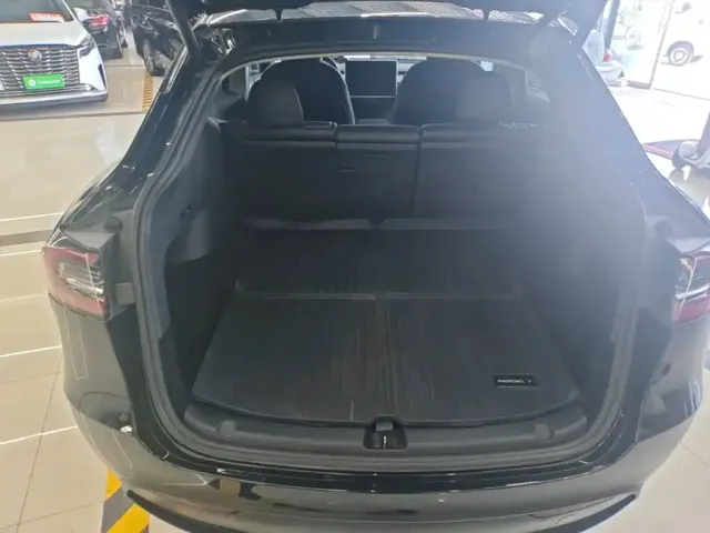 Tesla Model Y — Фото автомобиля 14