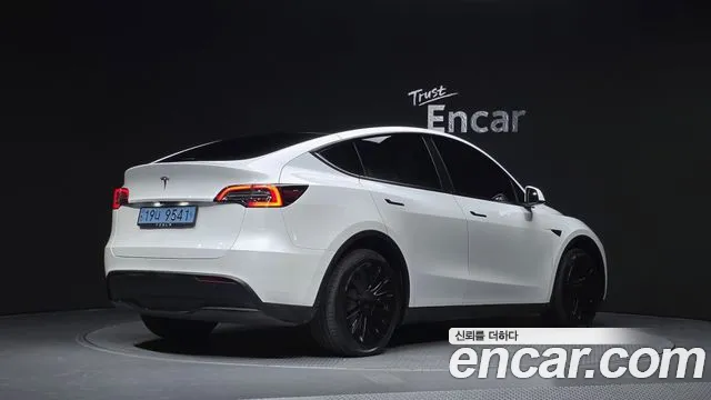 Tesla Model Y — Фото автомобиля 2