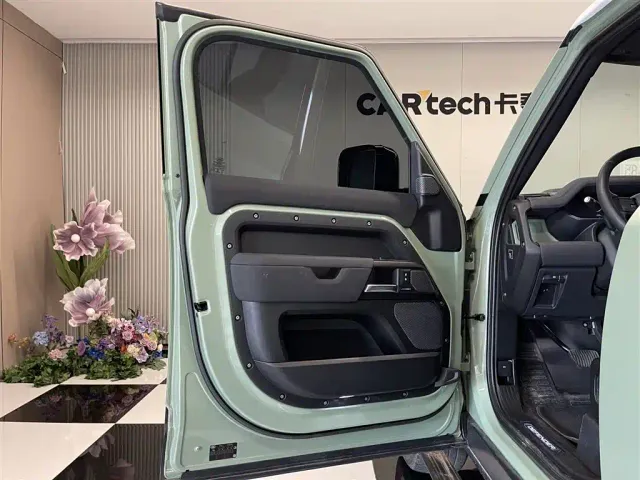 Land Rover Defender — Фото автомобиля 21