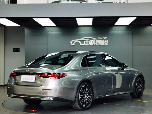 Mercedes-Benz E-Class — Фото автомобиля 3