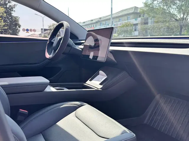 Tesla Model 3 — Фото автомобиля 11