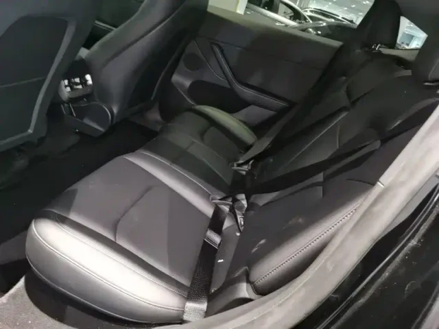 Tesla Model Y — Фото автомобиля 16