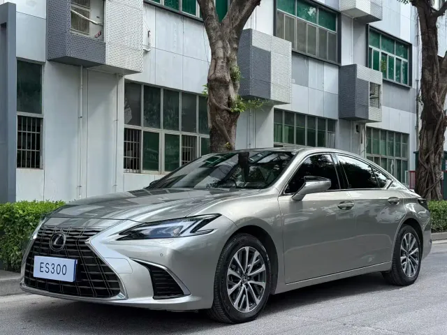 Фотография автомобиля — Lexus ES