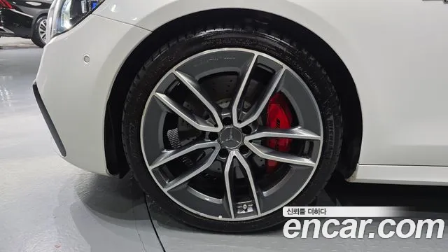 Mercedes-Benz E-Class — Фото автомобиля 5