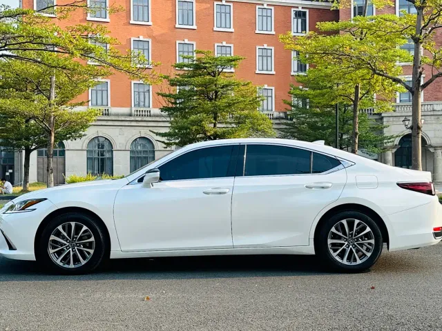Lexus ES — Фото автомобиля 8