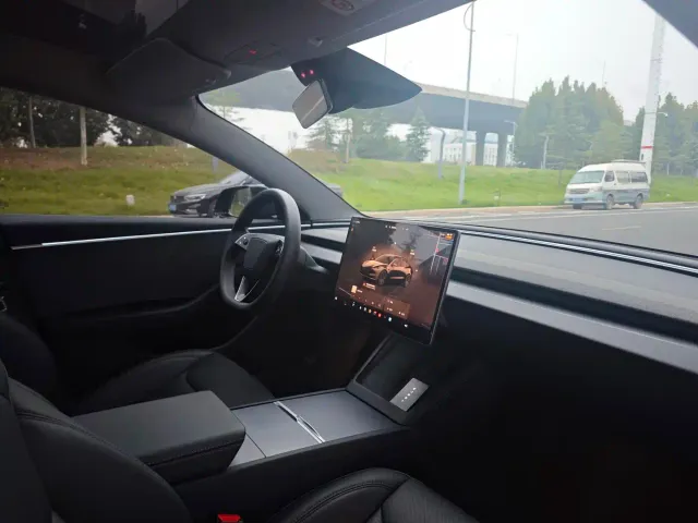Tesla Model 3 — Фото автомобиля 9