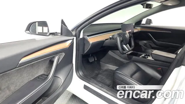 Tesla Model 3 — Фото автомобиля 15