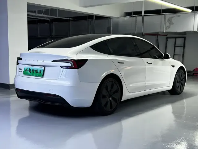 Tesla Model 3 — Фото автомобиля 12
