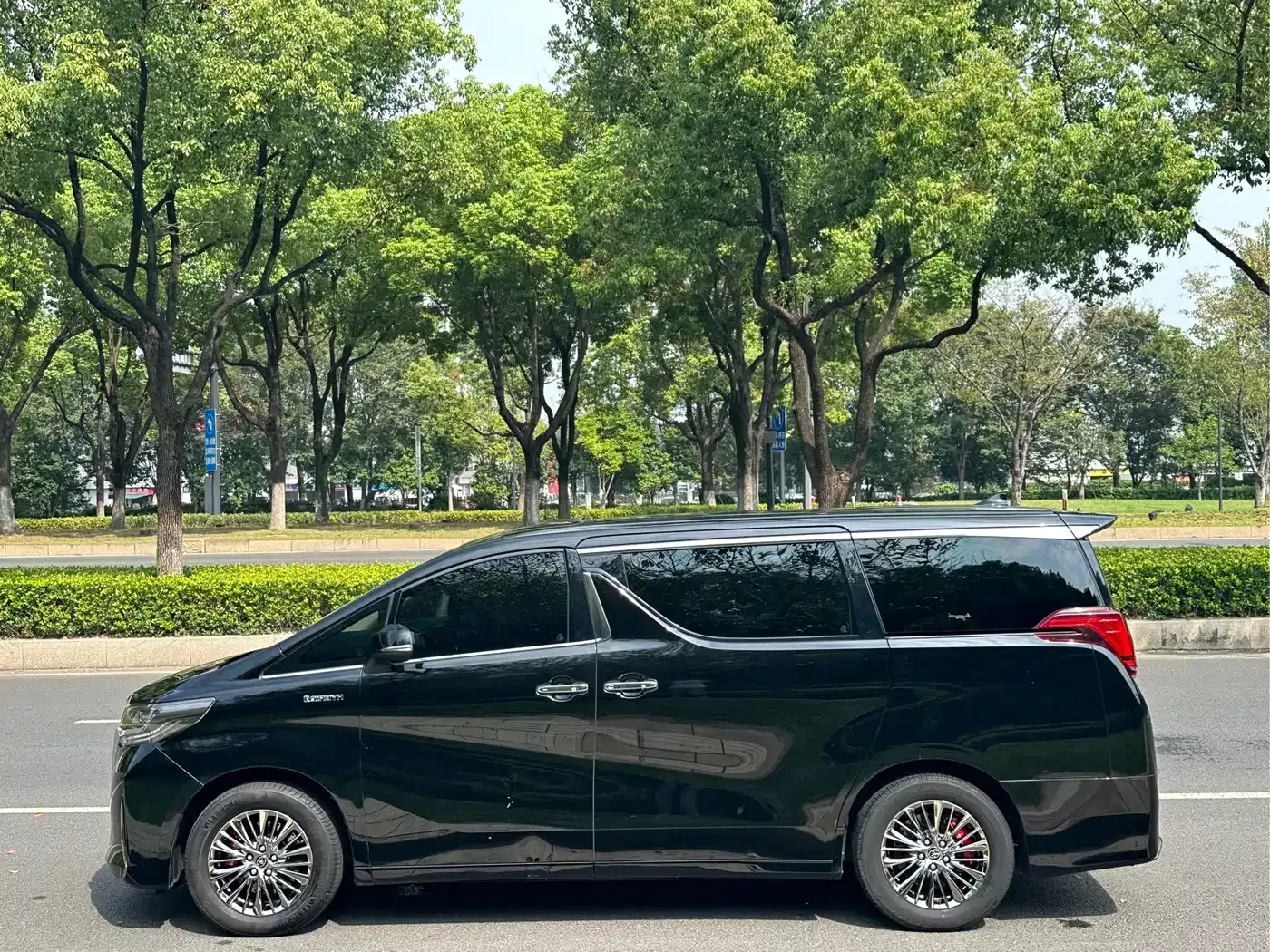 Toyota Alphard 2021 Hybrid 2.5L Premium — Фото автомобиля 5