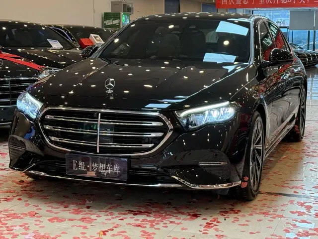 Mercedes-Benz E-Class — Фото автомобиля 3