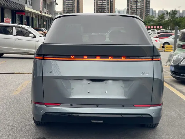 Xpeng X9 — Фото автомобиля 5