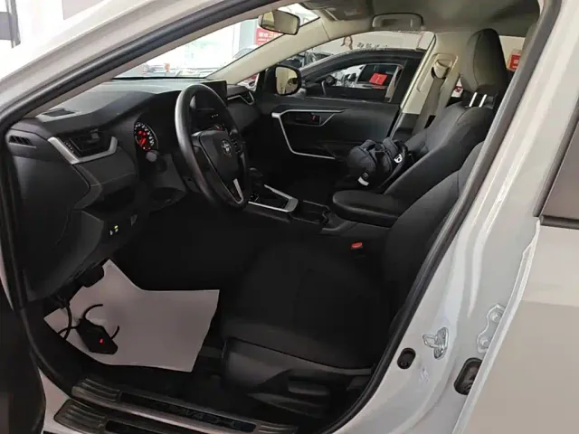 Toyota RAV4 — Фото автомобиля 14